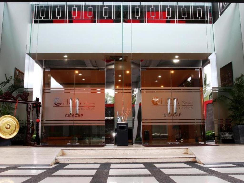 @홈 프리미어 칠라차프 호텔 실라캡 외부 사진